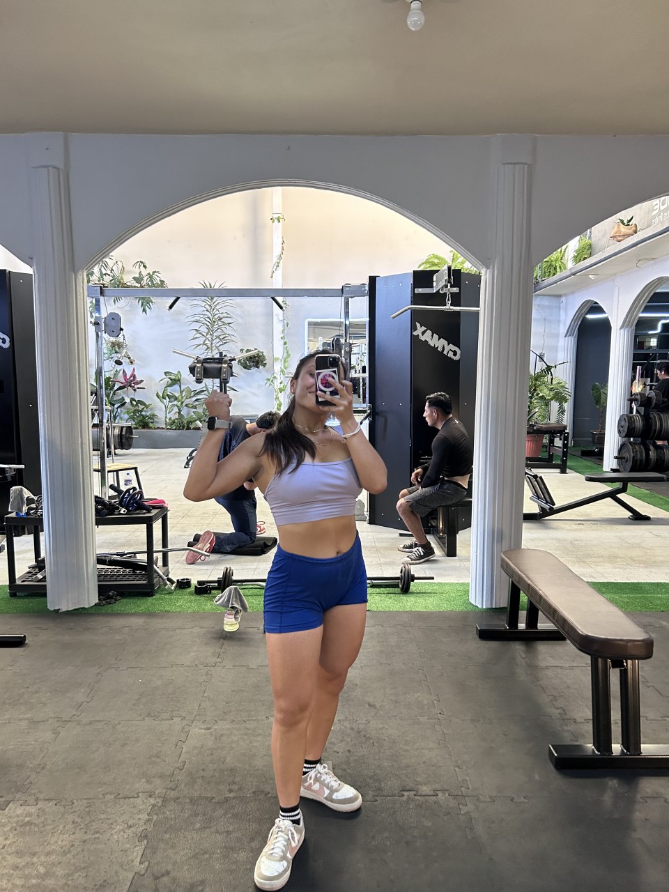 Zona de entrenamiento con equipos de cardio en Gym Trasciende