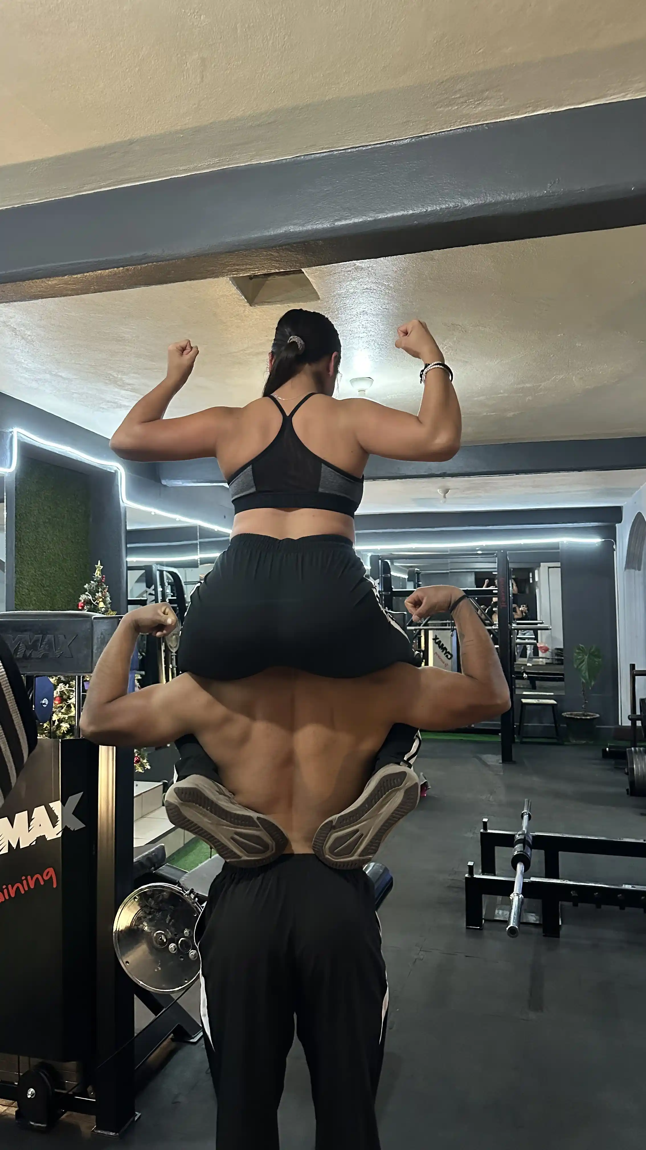 Entrenador personal guiando una clase en Gym Trasciende
