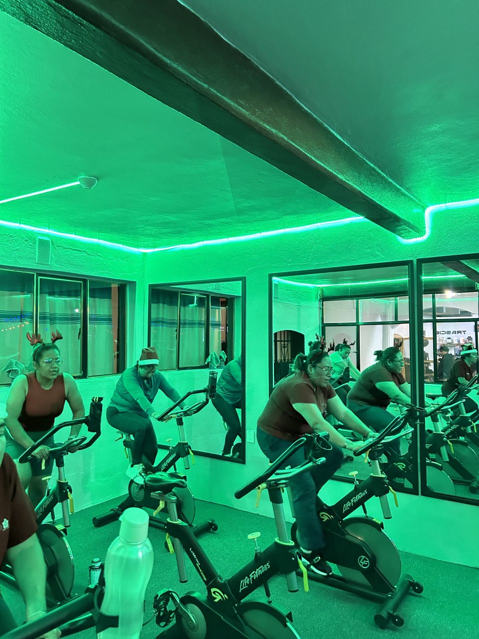Área de musculación y equipos de fuerza en Gym Trasciende