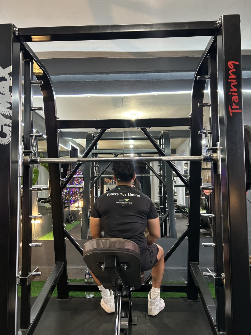Grupo de personas entrenando en clase de fitness en Gym Trasciende